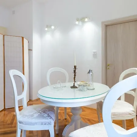 Elegant & Enchanting - At Old Town Entrance - Dubrownik