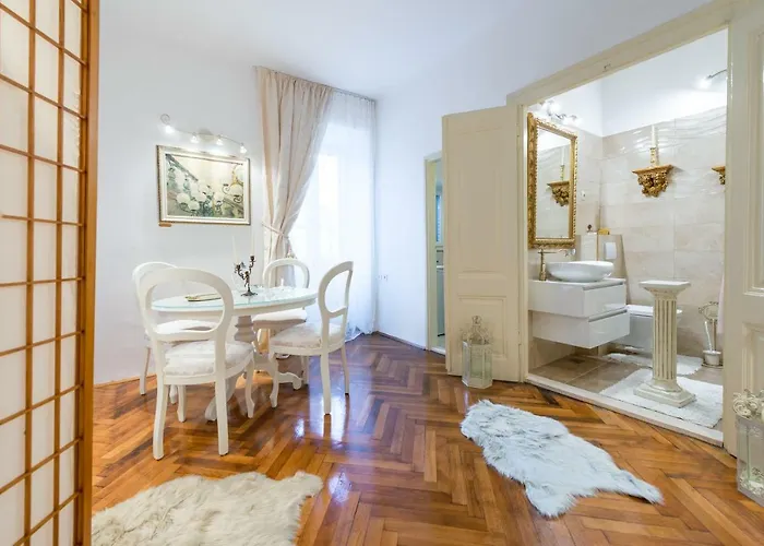 Elegant & Enchanting - At Old Town Entrance - 두브로브니크