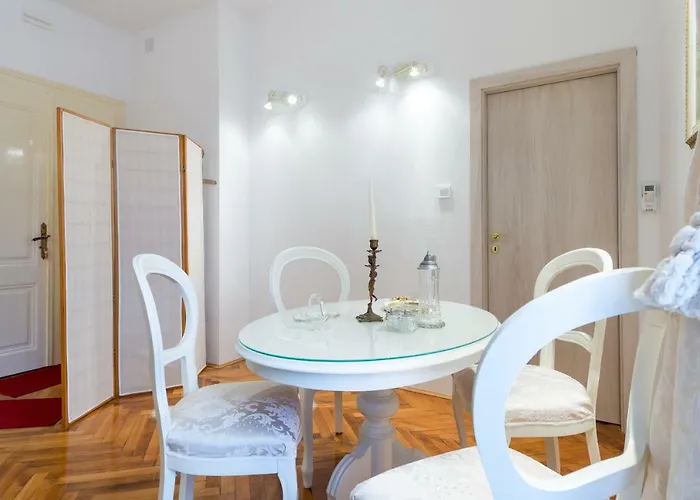 Elegant & Enchanting - At Old Town Entrance - 두브로브니크