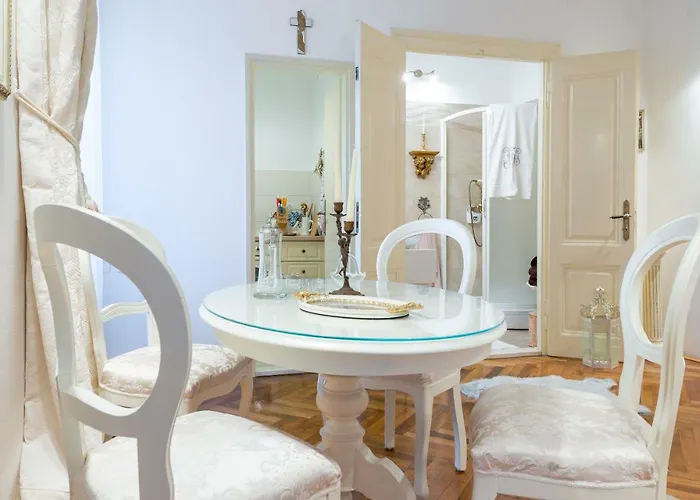 Elegant & Enchanting - At Old Town Entrance - 두브로브니크