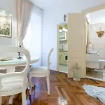 Elegant & Enchanting - At Old Town Entrance - Daire