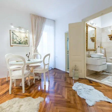 Elegant & Enchanting - At Old Town Entrance - Ragusa