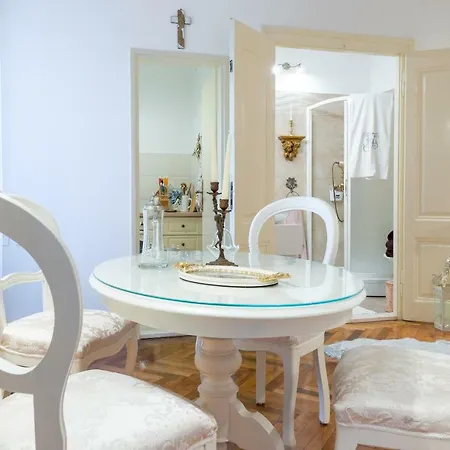 Elegant & Enchanting - At Old Town Entrance - Ragusa